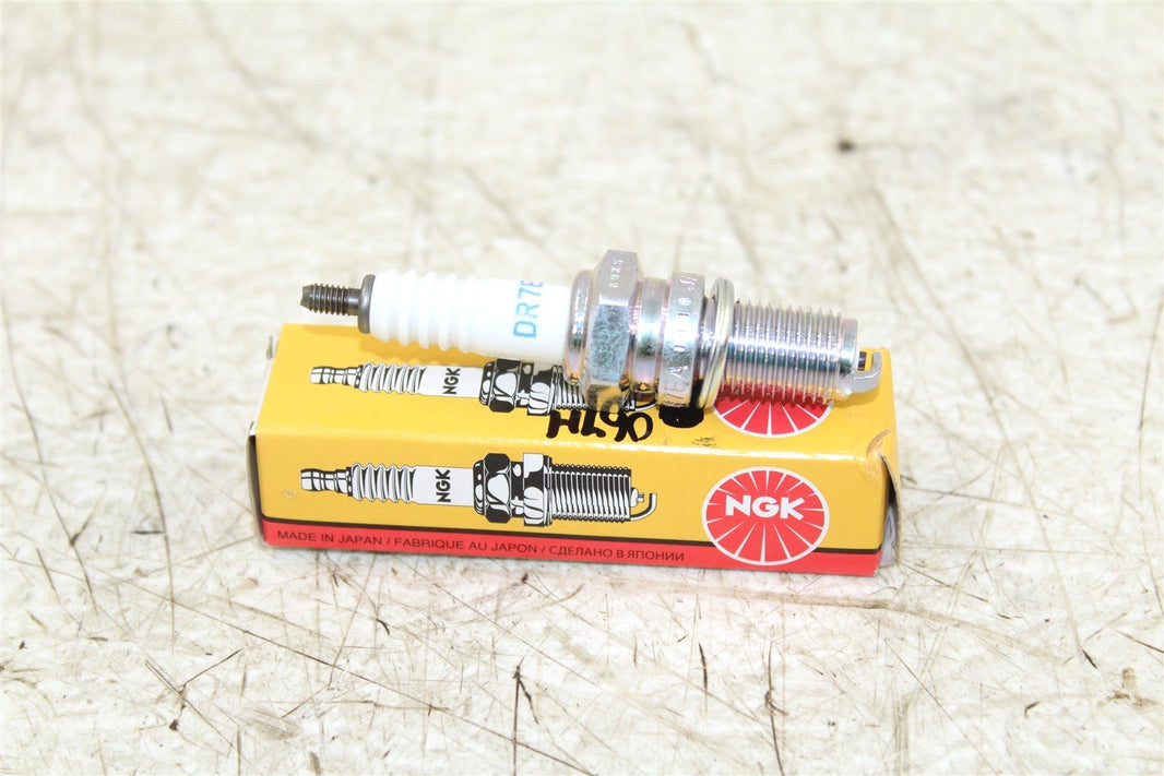 NGK Spark Plug DR7EA NEW 067H
