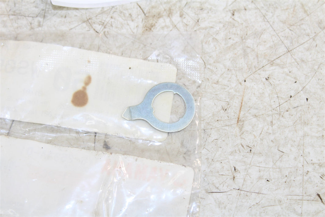 NOS Genuine Yamaha Rear Brake Indicator Plate 3Y6-2533A-01 NEW 55071