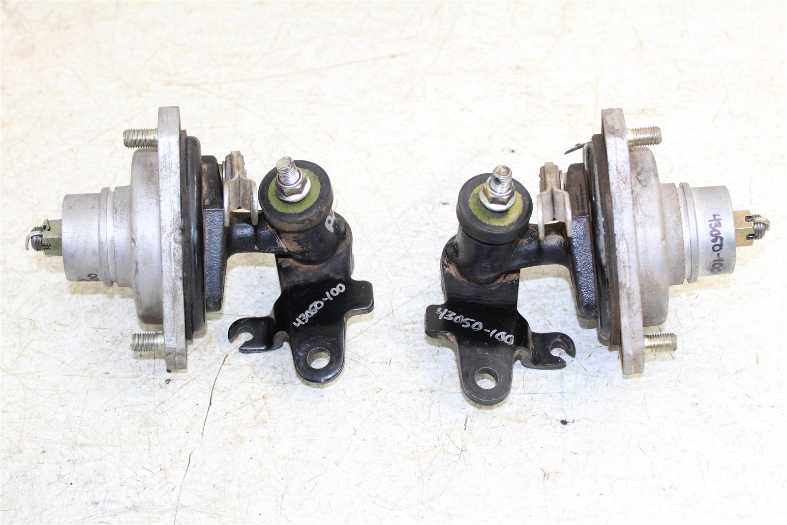 1988 Suzuki Quadsport LT 80 Front Brake Drums Hubs w/ Spindles Left Right