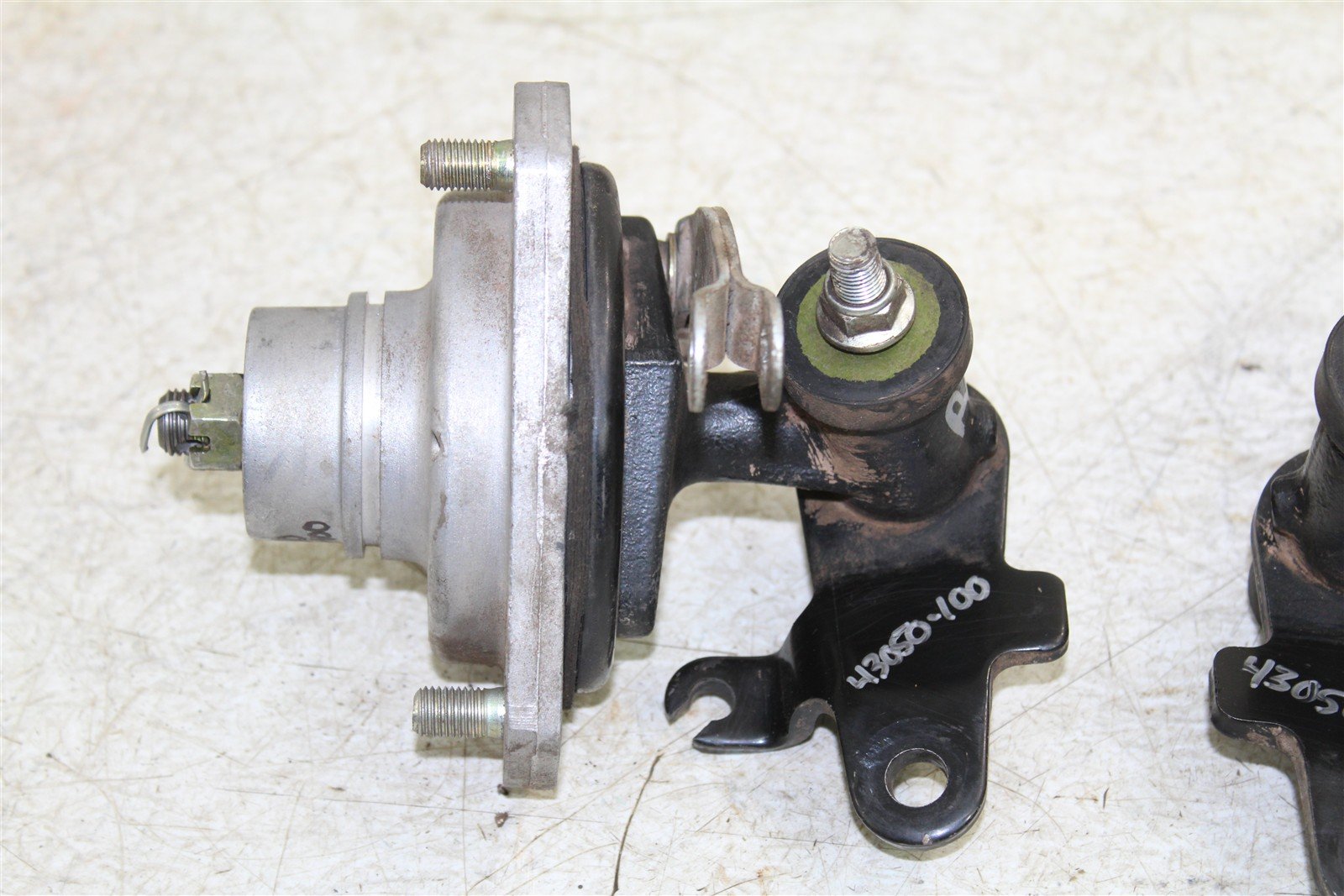 1988 Suzuki Quadsport LT 80 Front Brake Drums Hubs w/ Spindles Left Right