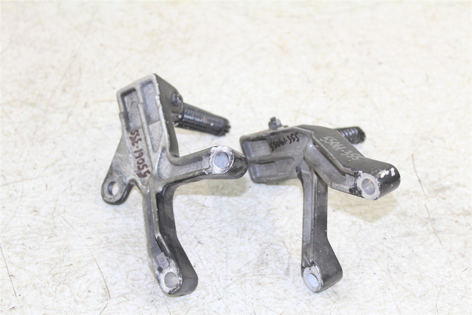 2001 Yamaha YZF 600R Passenger Foot Rest Pegs Set 55061