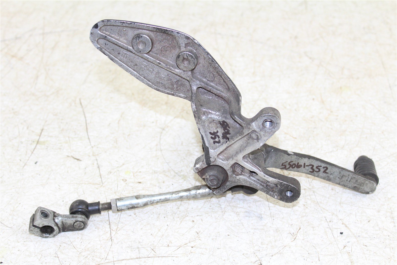 2001 Yamaha YZF 600R Left Foot Peg Mount Bracket Shift Lever 55061