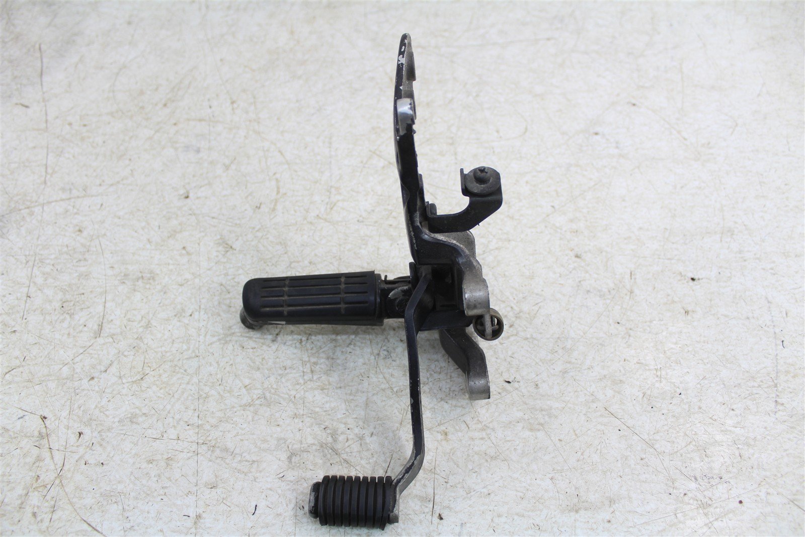 2001 Yamaha YZF 600R Right Foot Peg Mount Bracket Rear Brake Pedal 55061