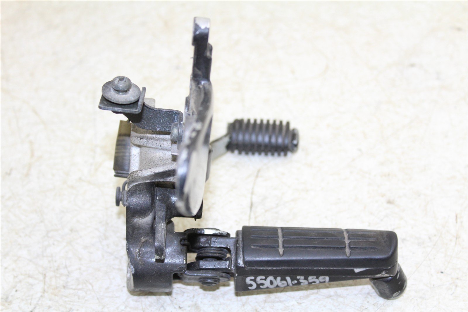 2001 Yamaha YZF 600R Right Foot Peg Mount Bracket Rear Brake Pedal 55061