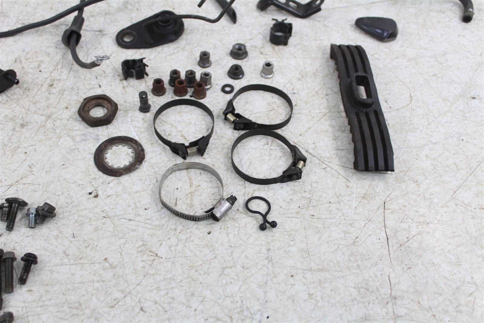 2001 Yamaha YZF 600R Chassis Bolt Kit Hardware Wire Hose Bracket Mount 55061