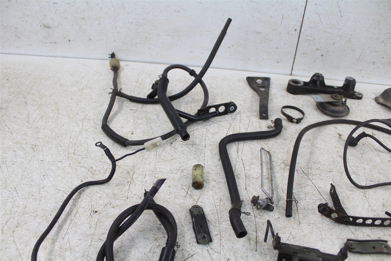 2001 Yamaha YZF 600R Chassis Bolt Kit Hardware Wire Hose Bracket Mount 55061