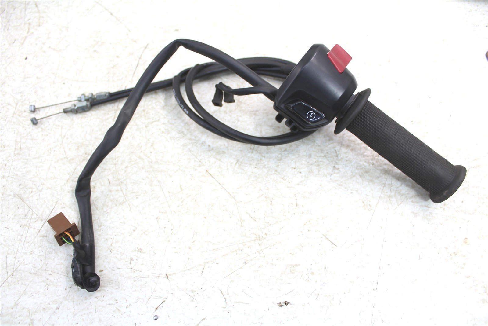 2018 Honda CB 300F Throttle Housing Tube w/ Cables Right Handle Bar Switch 15075