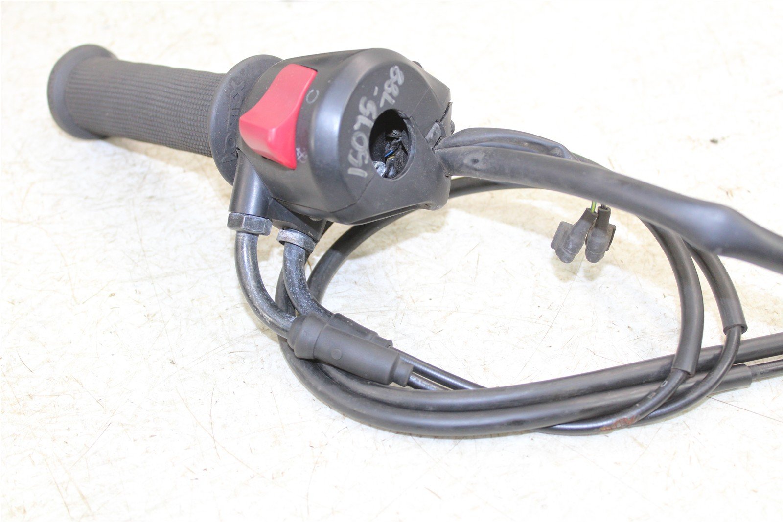 2018 Honda CB 300F Throttle Housing Tube w/ Cables Right Handle Bar Switch 15075