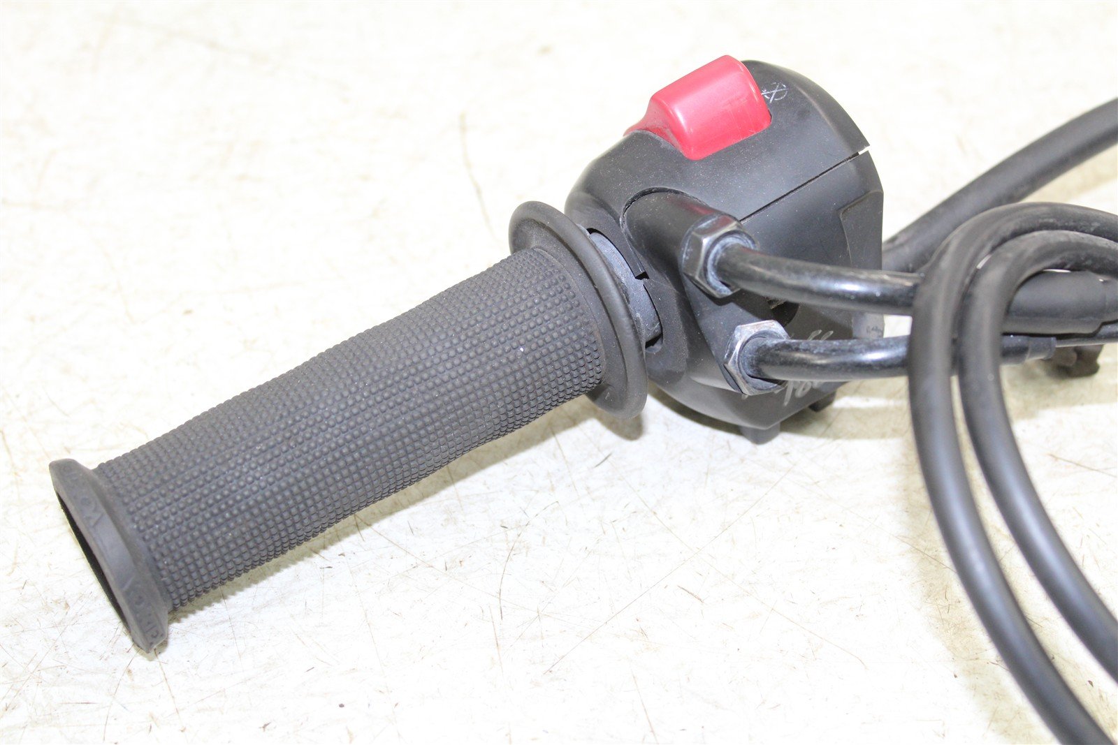 2018 Honda CB 300F Throttle Housing Tube w/ Cables Right Handle Bar Switch 15075