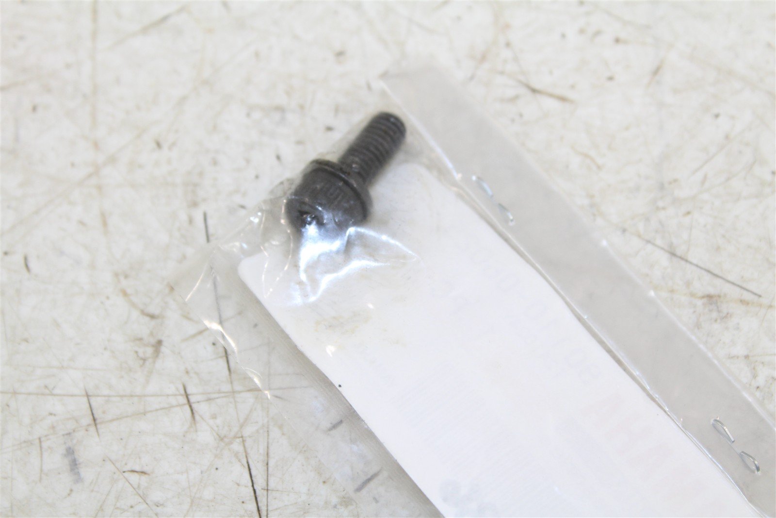 NOS Genuine Yamaha Bolt 90110-06025 // 55063