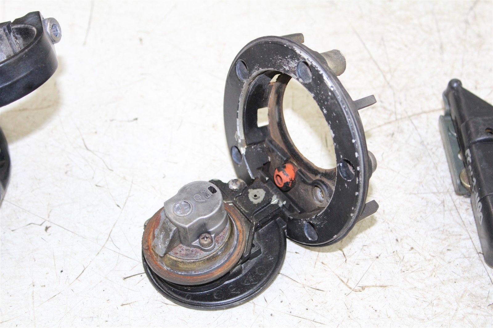 2002 Yamaha R1 Key Switch Ignition Top Triple Clamp Seat Lock Gas Cap 55063