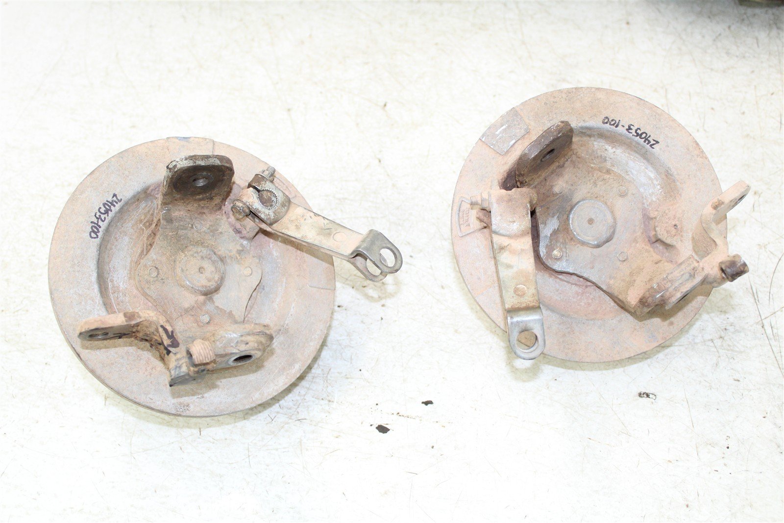 1998 Kawasaki Bayou 220 Front Brake Drums Backing Plate Panel Hub Spindle 24053