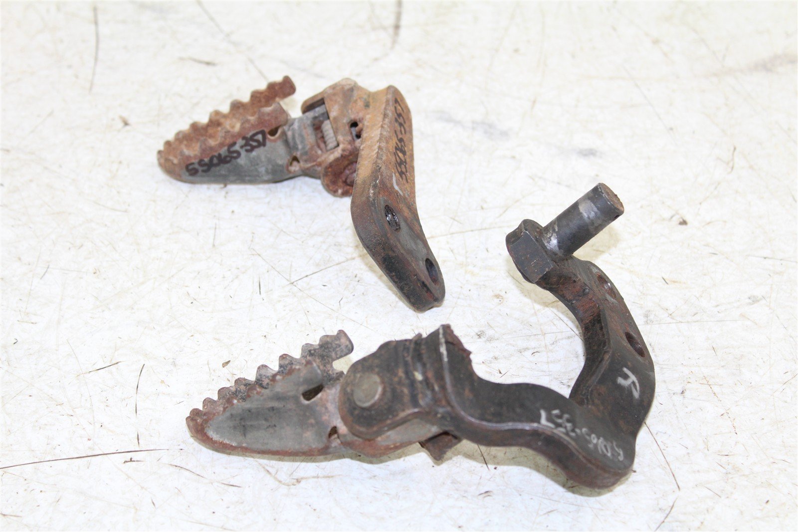 1985 Yamaha XT 600 Foot Pegs Set Hardware Springs Rests 55065