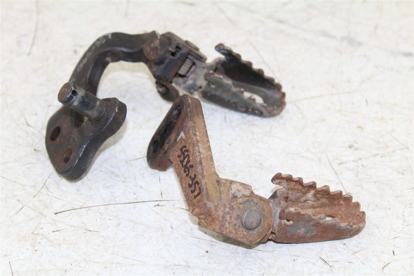 1985 Yamaha XT 600 Foot Pegs Set Hardware Springs Rests 55065