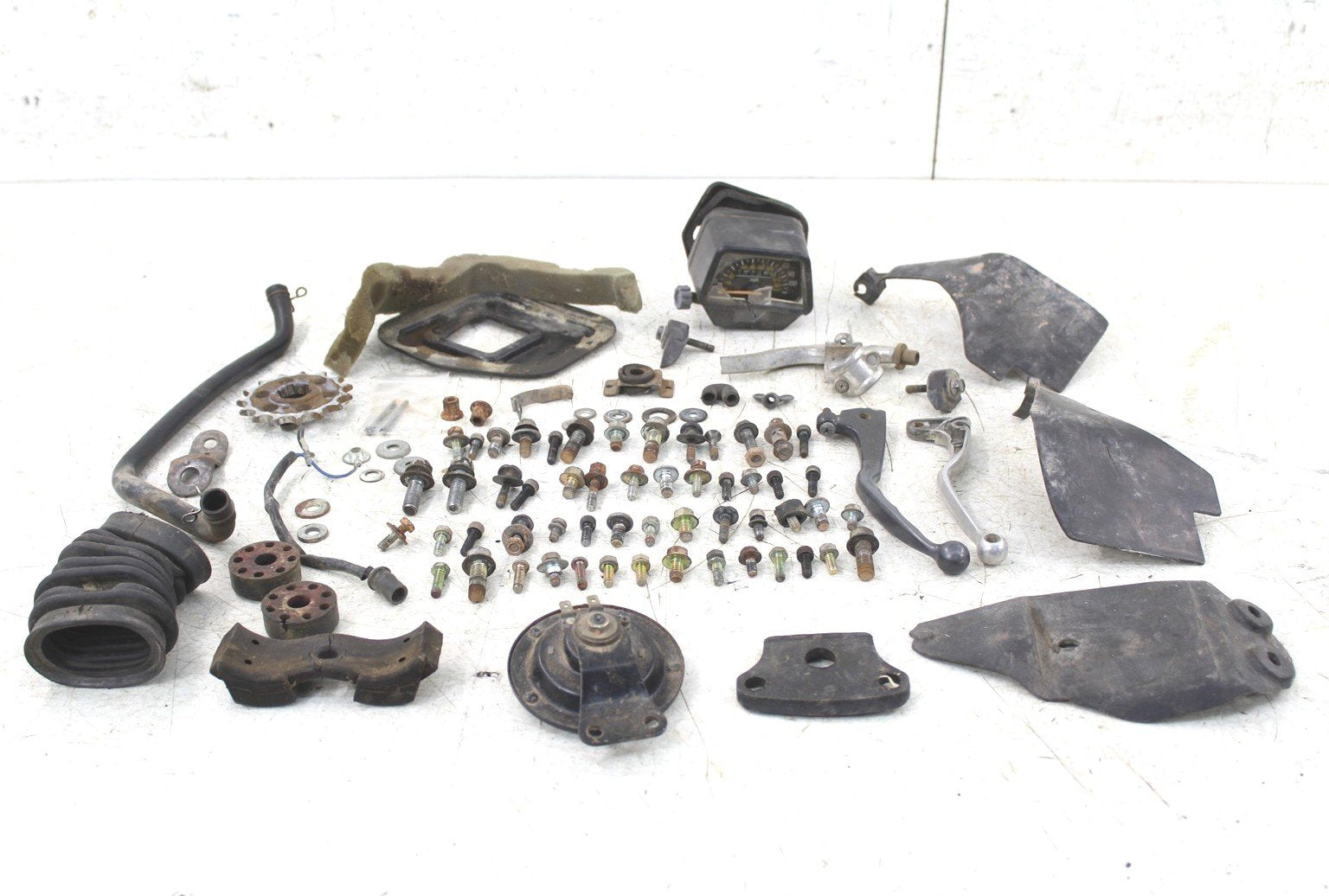 1985 Yamaha XT 600 Chassis Bolt Kit Hardware Mount Bracket Horn Lever Hose 55065