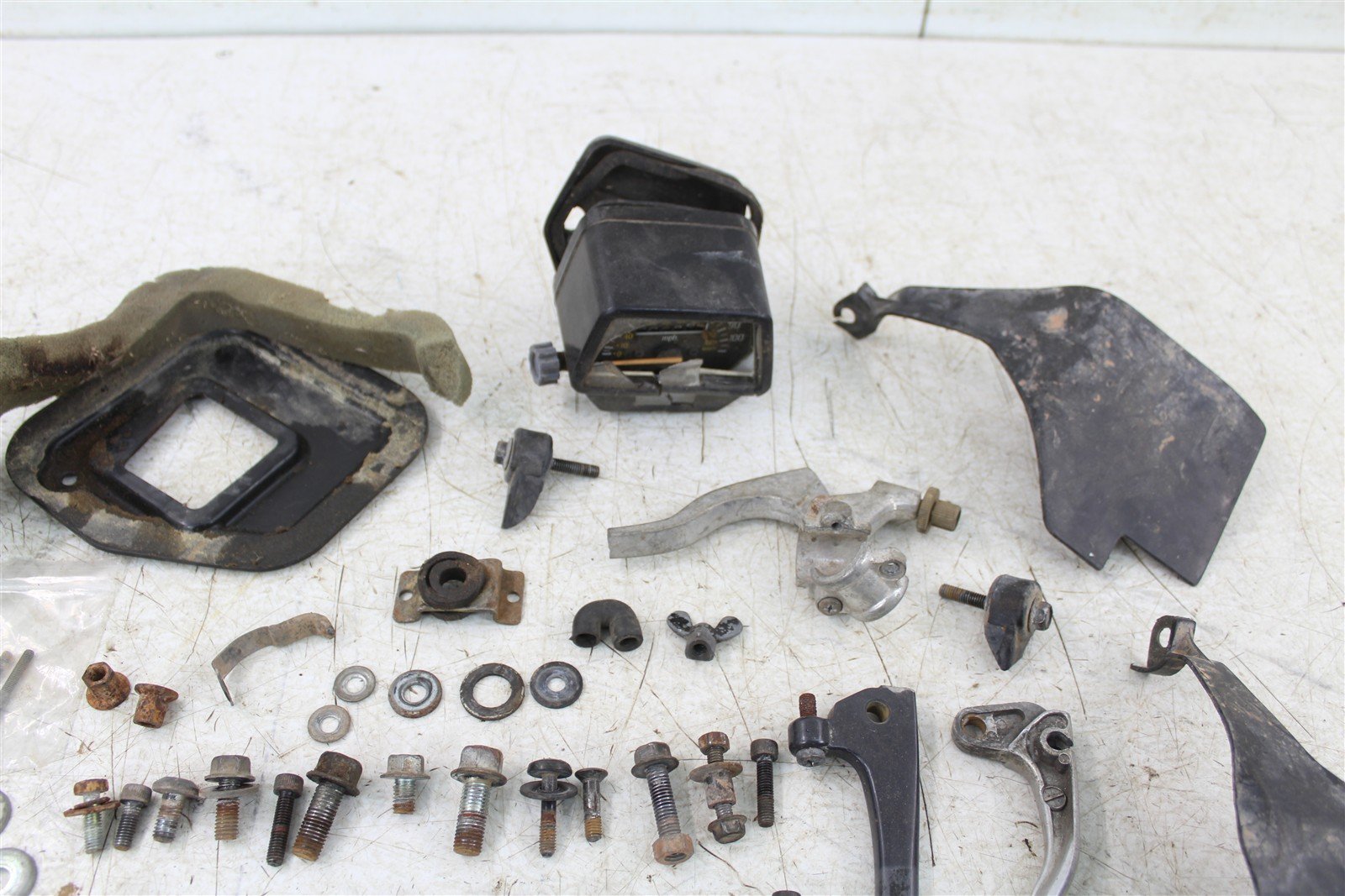 1985 Yamaha XT 600 Chassis Bolt Kit Hardware Mount Bracket Horn Lever Hose 55065