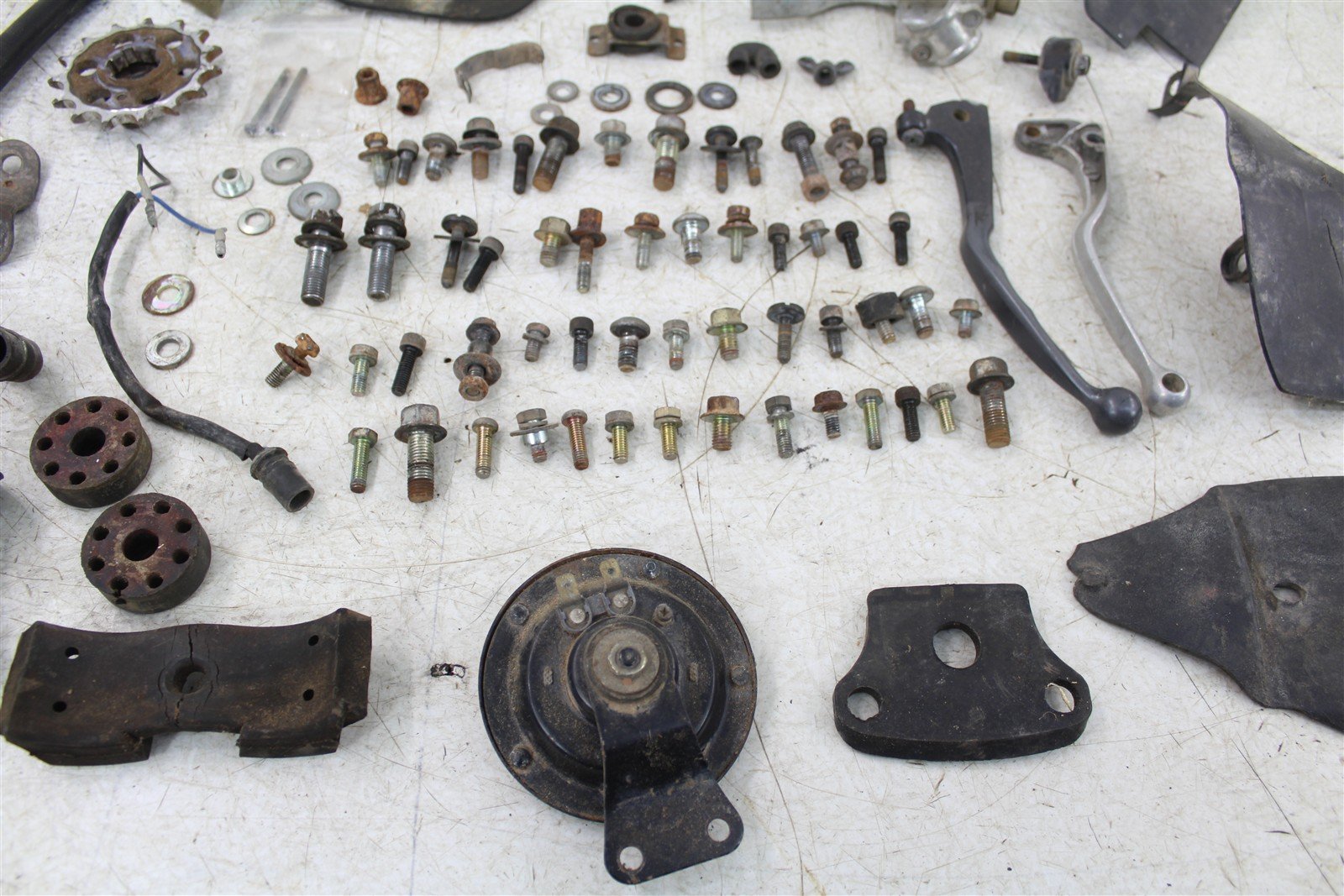 1985 Yamaha XT 600 Chassis Bolt Kit Hardware Mount Bracket Horn Lever Hose 55065