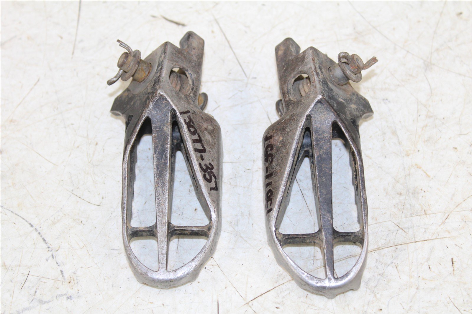 2005 Honda CRF 450R Foot Pegs Set Hardware Springs Rests 15077