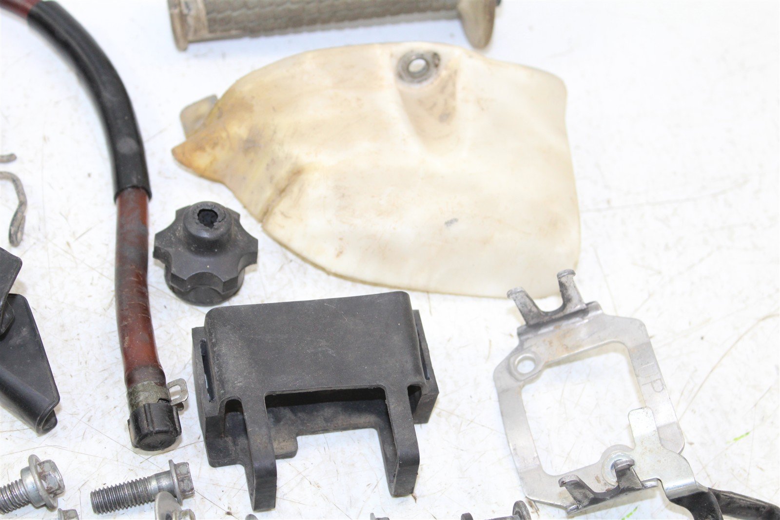 2005 Honda CRF 450R Chassis Bolt Kit Hardware Hose Guard Mount Bracket 15077