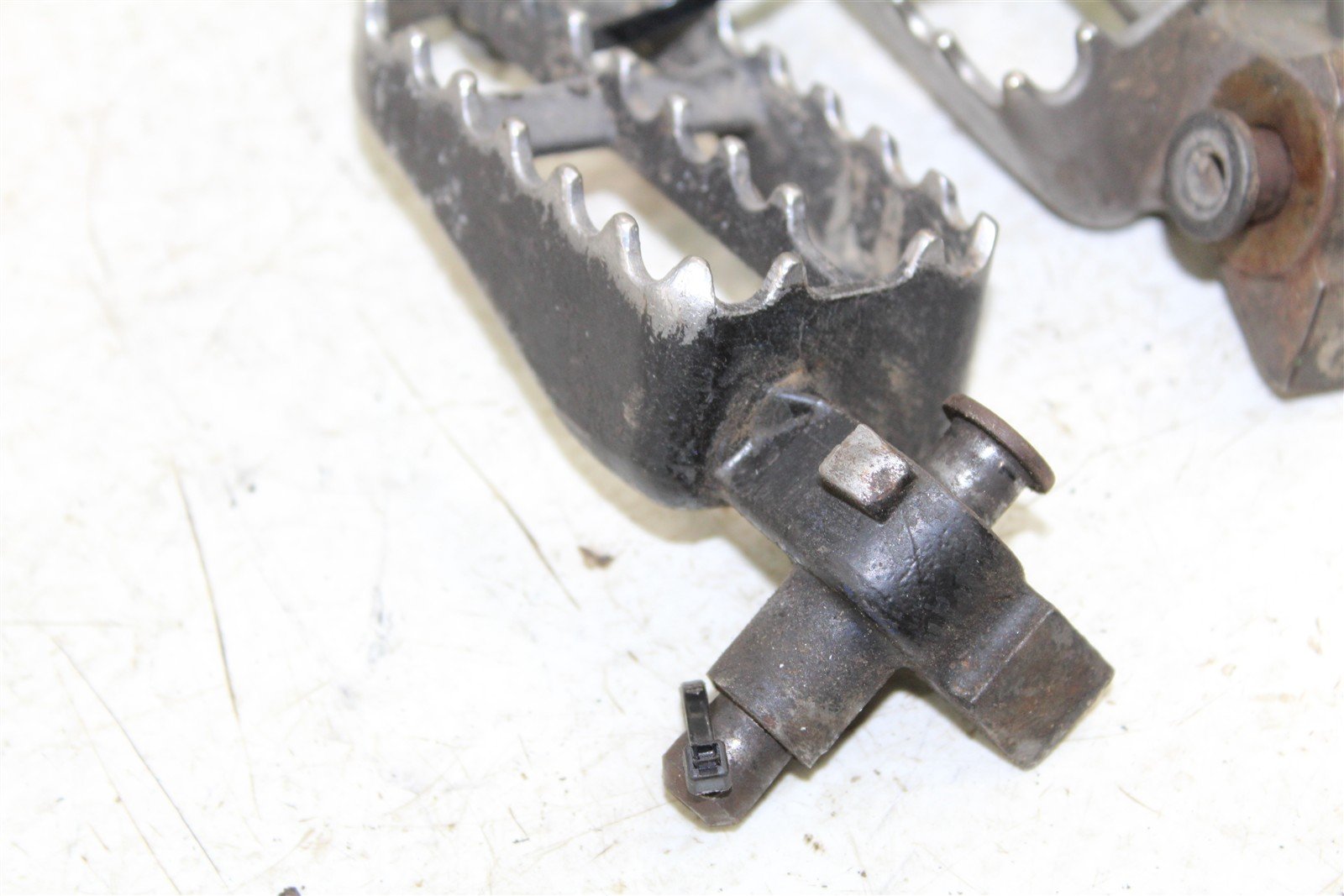 2001 Yamaha YZ 125 Foot Pegs Set Hardware Springs Rests 55067