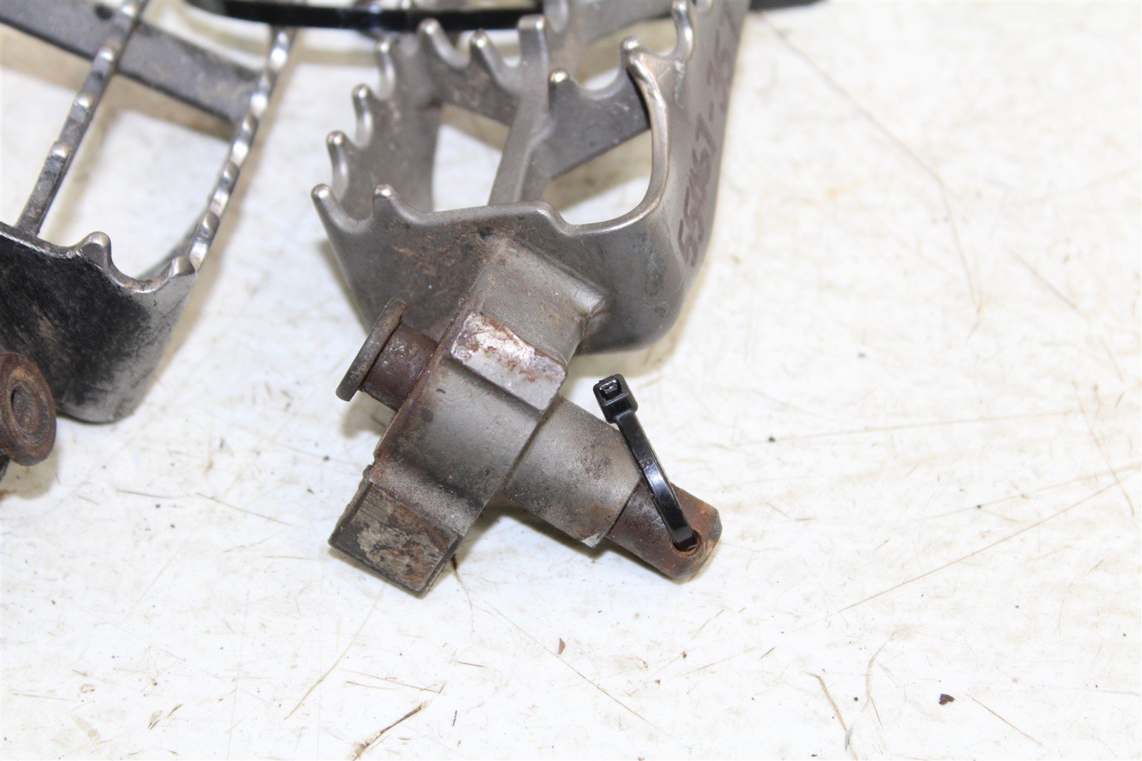 2001 Yamaha YZ 125 Foot Pegs Set Hardware Springs Rests 55067