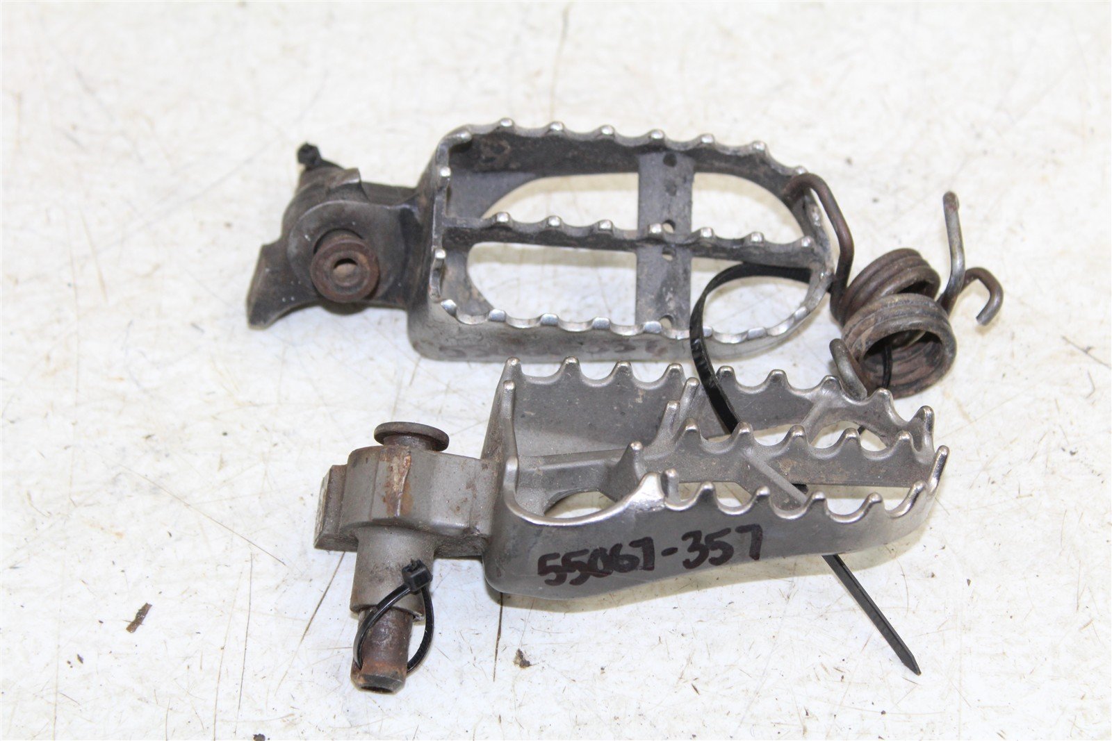 2001 Yamaha YZ 125 Foot Pegs Set Hardware Springs Rests 55067