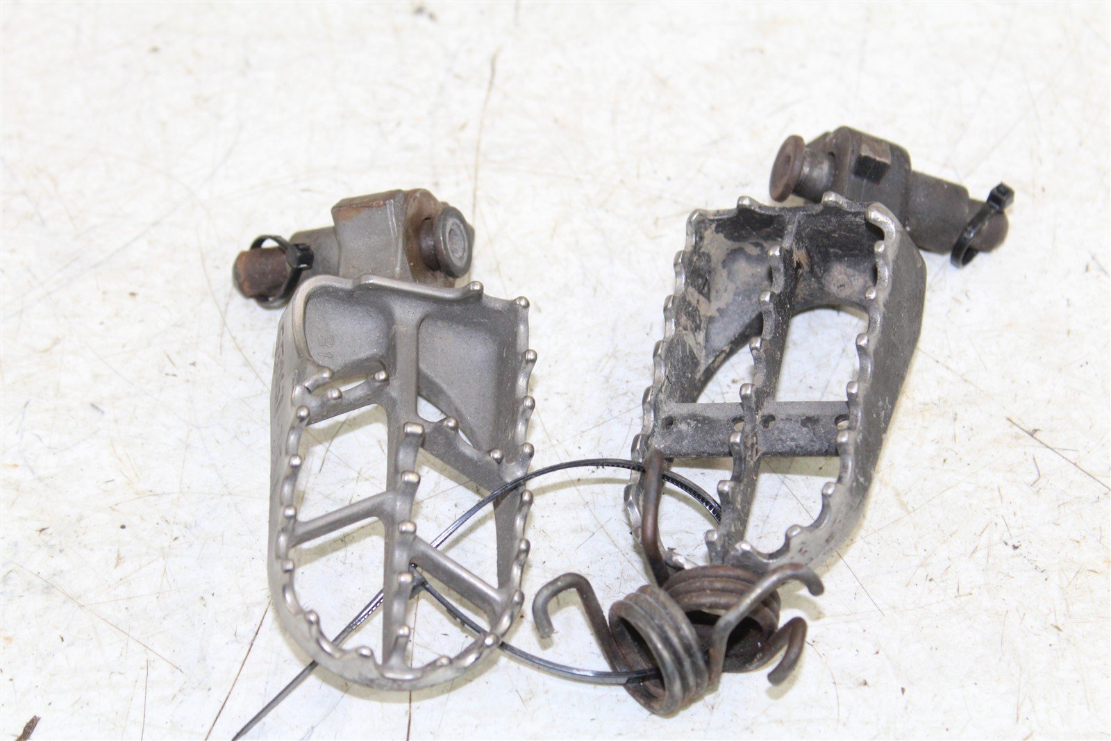 2001 Yamaha YZ 125 Foot Pegs Set Hardware Springs Rests 55067