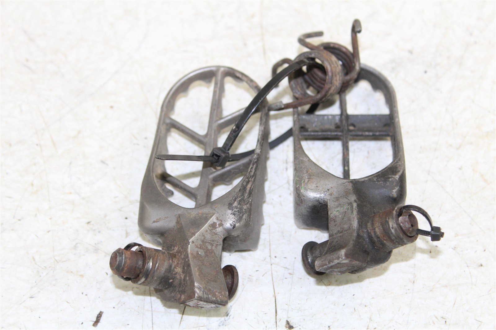 2001 Yamaha YZ 125 Foot Pegs Set Hardware Springs Rests 55067
