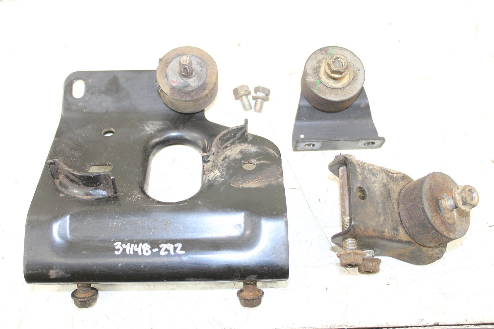 2000 Polaris Magnum 325 4x4 Engine Isolator Mounts Motor Brackets 34148