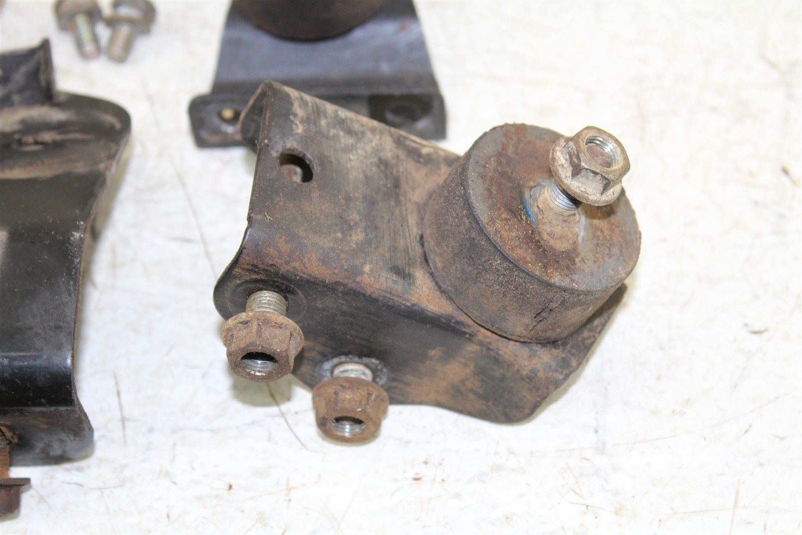 2000 Polaris Magnum 325 4x4 Engine Isolator Mounts Motor Brackets 34148