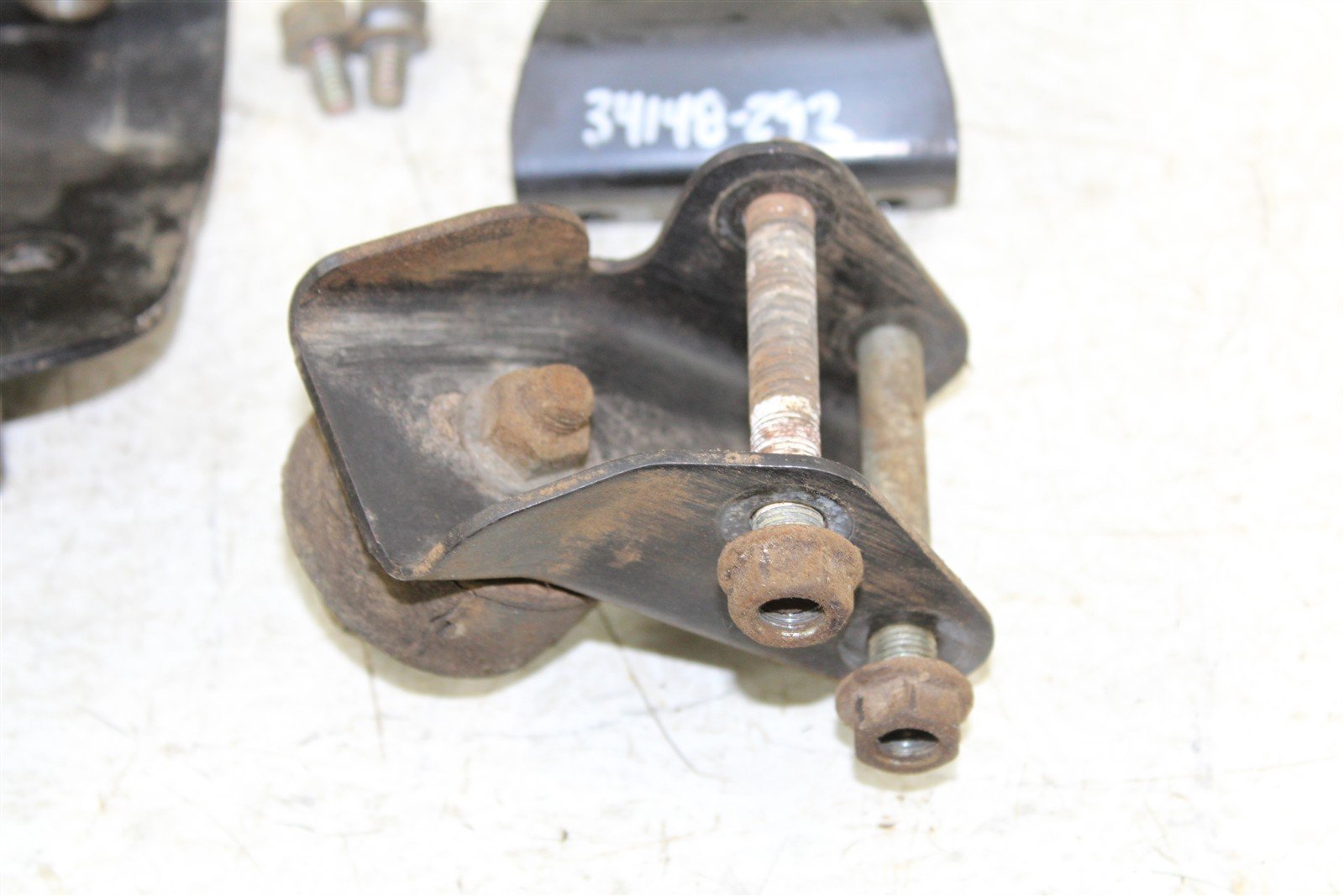2000 Polaris Magnum 325 4x4 Engine Isolator Mounts Motor Brackets 34148