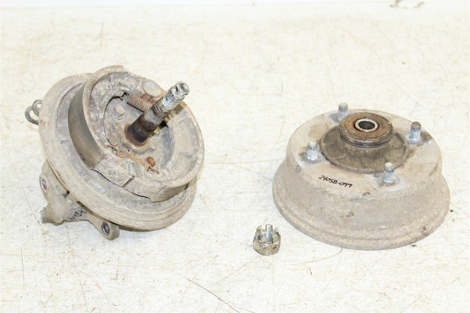 1998 Kawasaki Bayou 220 Front Right Brake Drum Backing Plate Panel Hub 24058
