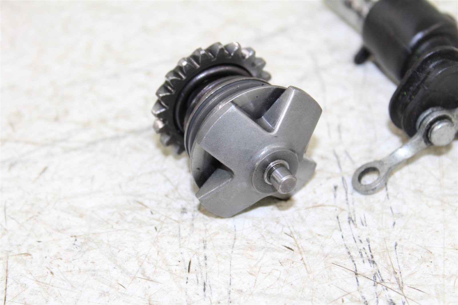 2000 Kawasaki KX 80 Power Valve Governor Shaft Arm w/ Gear 27038