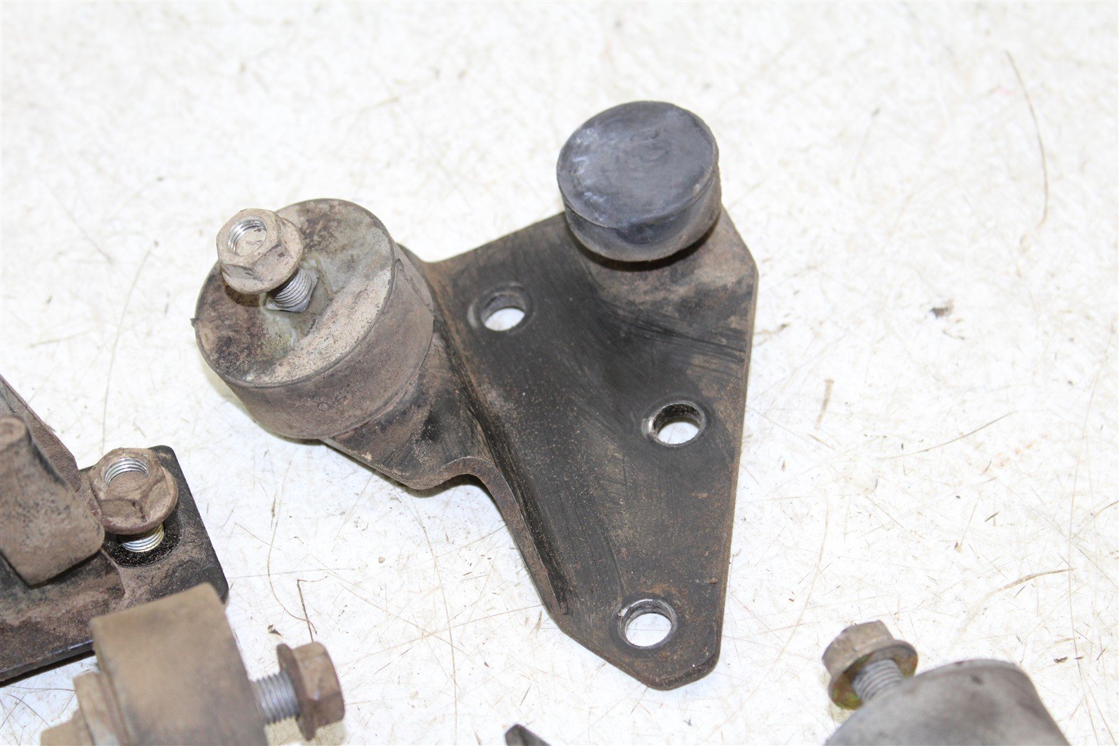 2001 Polaris Xplorer 400 4x4 Engine Isolator Mounts Motor Brackets 34154