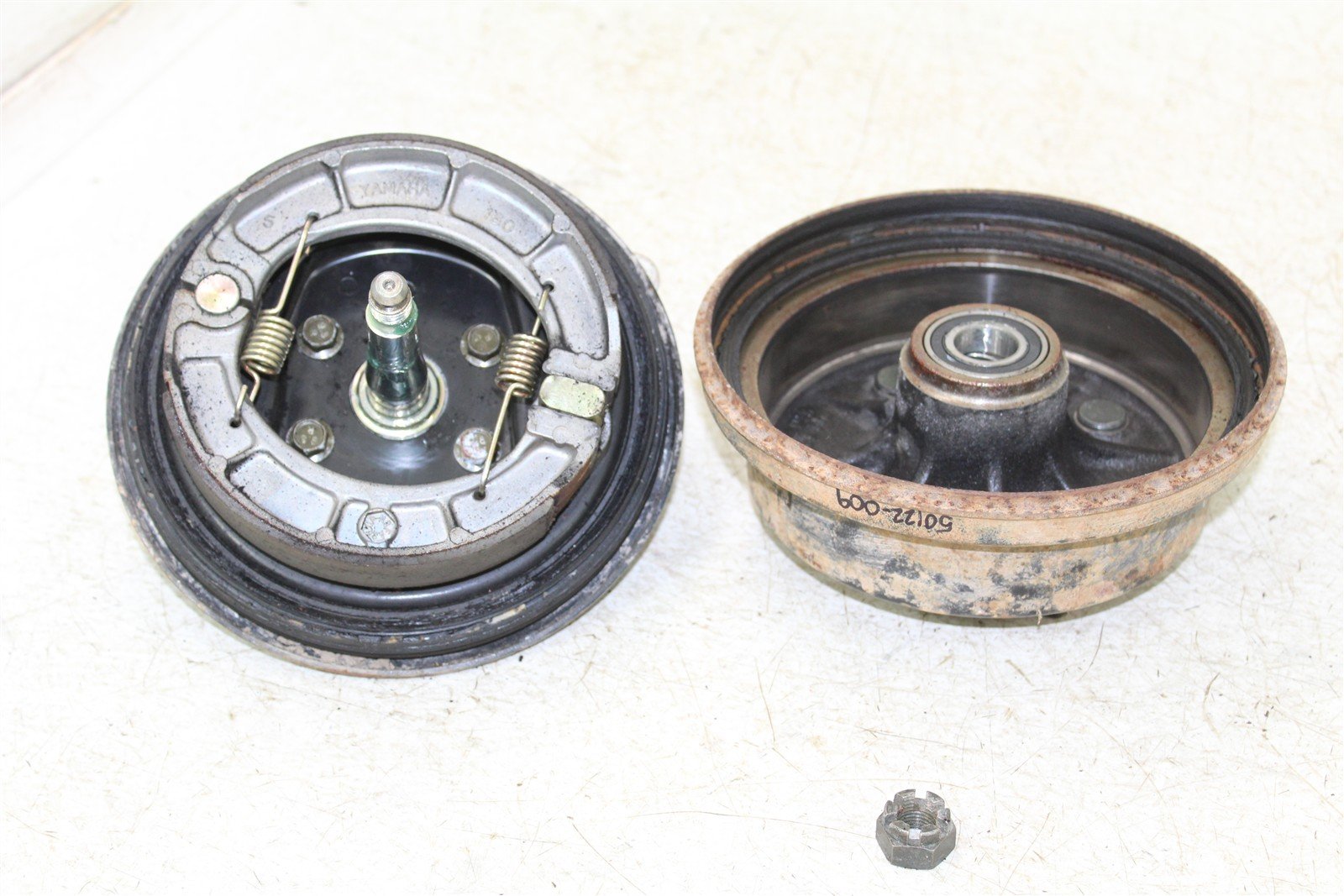 1999 Yamaha Bear Tracker 250 Front Right Brake Drum Backing Plate Panel Hub50122
