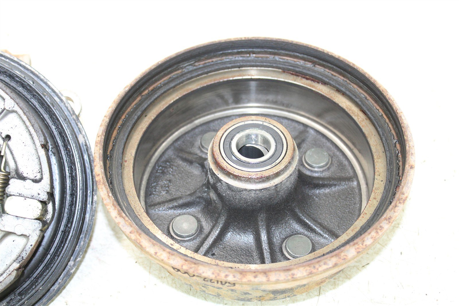 1999 Yamaha Bear Tracker 250 Front Right Brake Drum Backing Plate Panel Hub50122