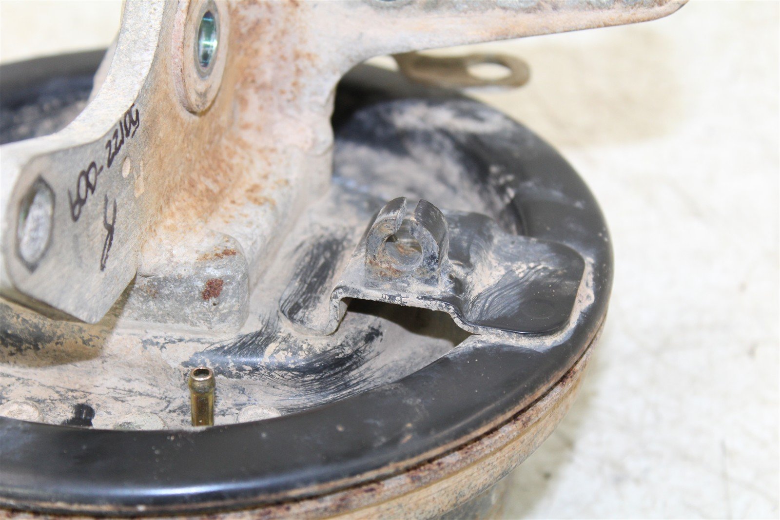 1999 Yamaha Bear Tracker 250 Front Right Brake Drum Backing Plate Panel Hub50122