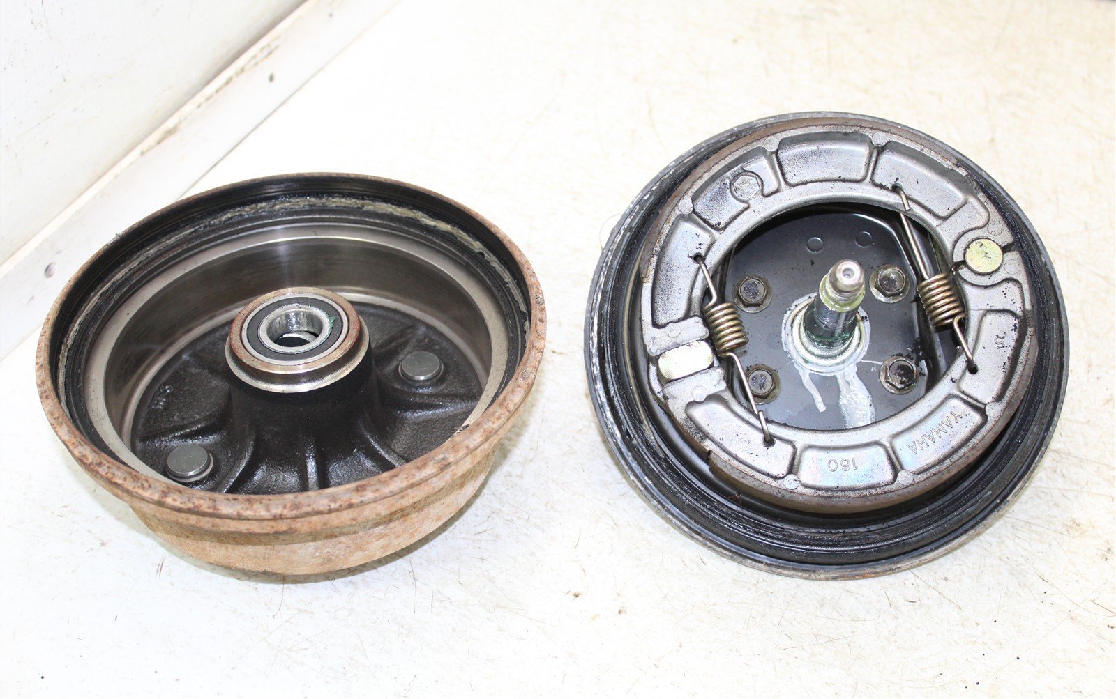 1999 Yamaha Bear Tracker 250 Front Left Brake Drum Backing Plate Panel Hub 50122