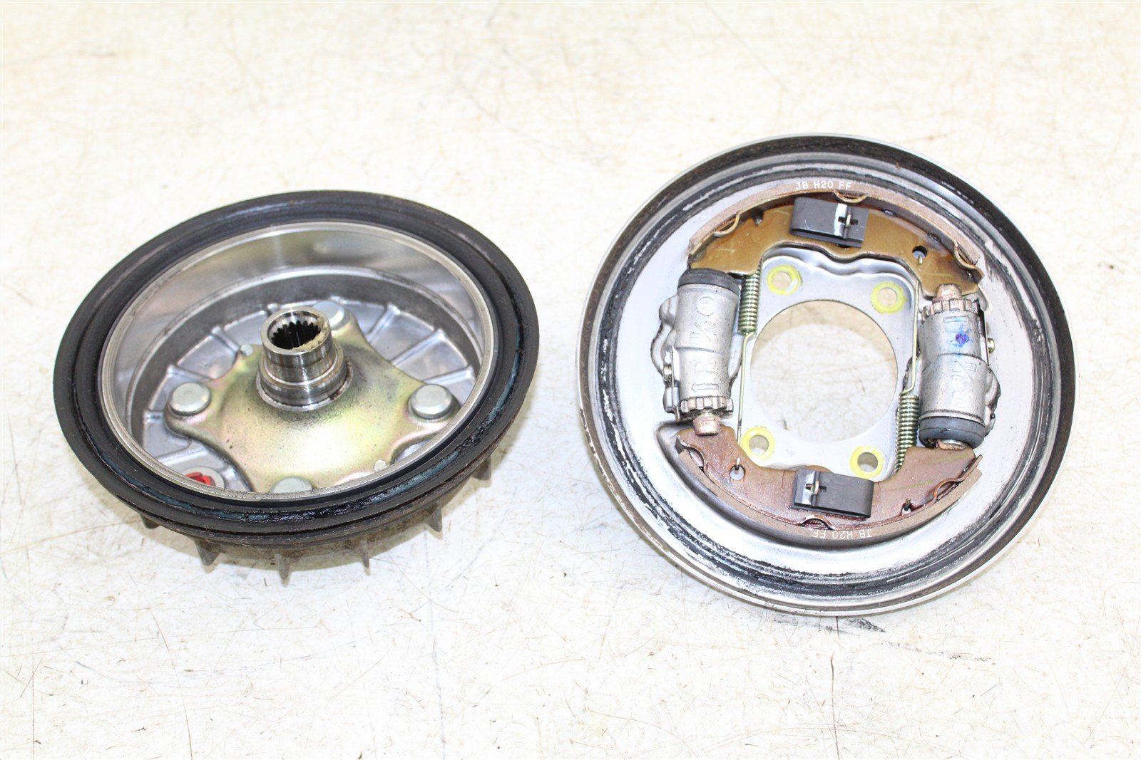 1988 Honda Fourtrax 300 4x4 Front Right Brake Drum Backing Plate Panel Hub 11113