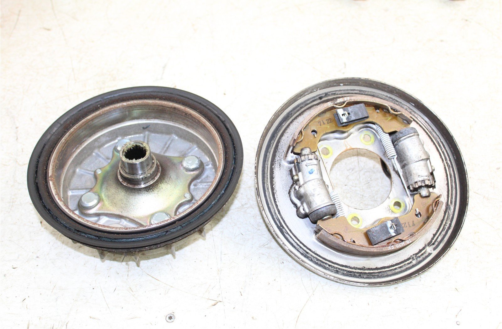 1988 Honda Fourtrax 300 4x4 Front Left Brake Drum Backing Plate Panel Hub 11113
