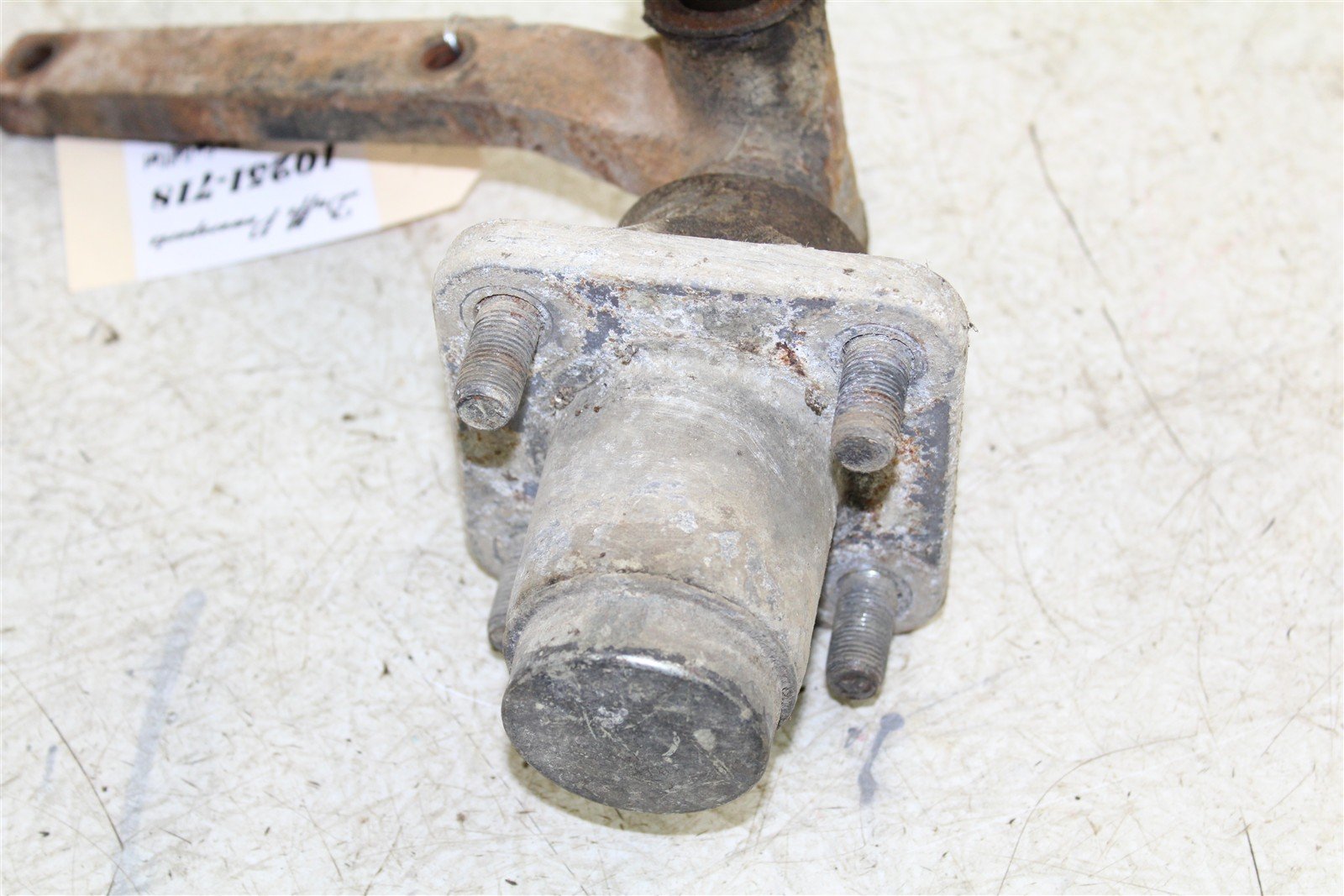 1994 EZGO Marathon GAS Golf Cart Front Right Spindle Knuckle w/ Hub 10251