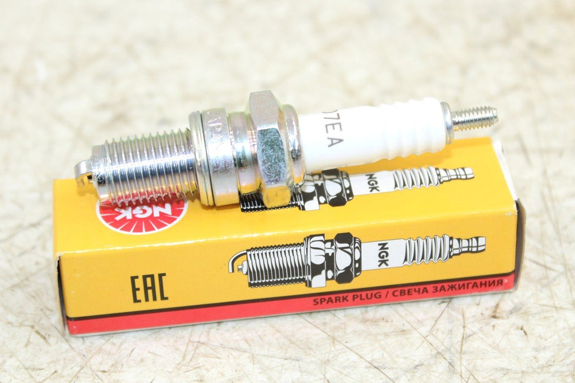 NGK Spark Plug D7EA NEW 072H