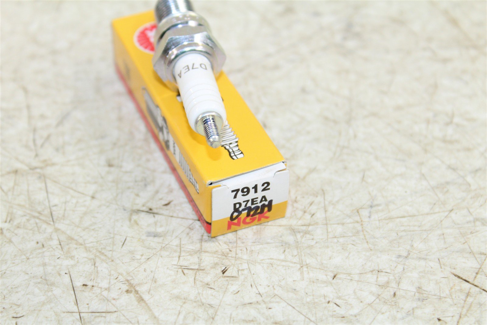 NGK Spark Plug D7EA NEW 072H