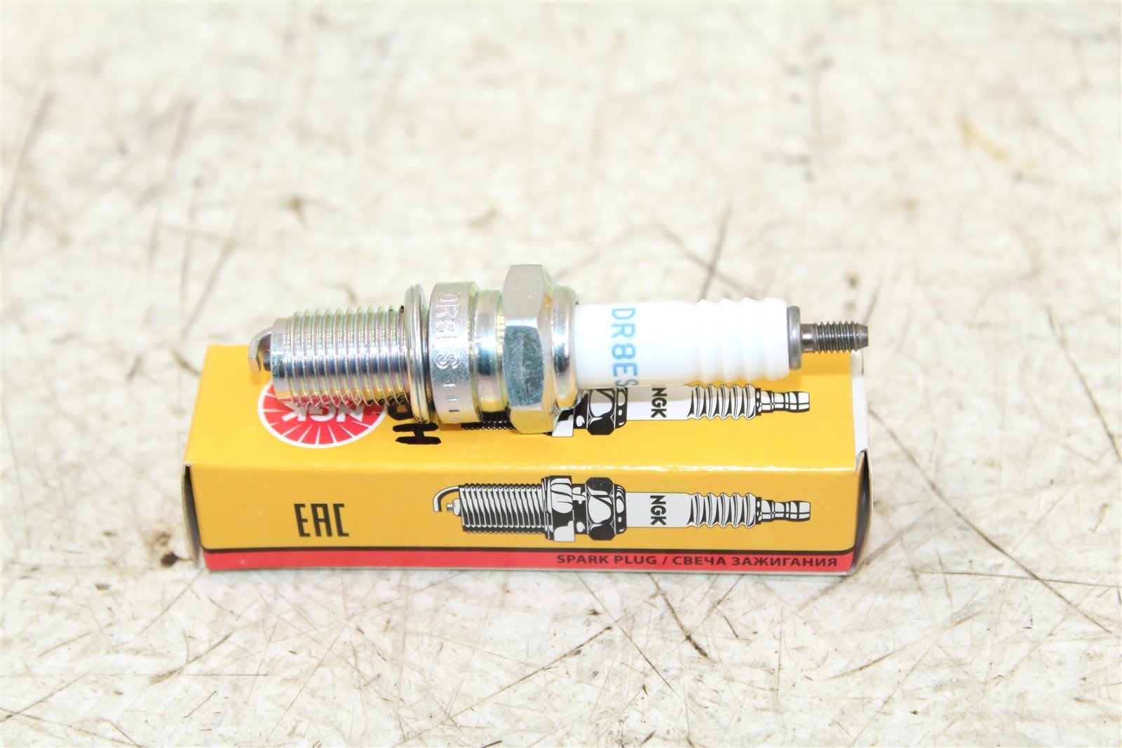NGK Spark Plug DR8ES NEW 068H