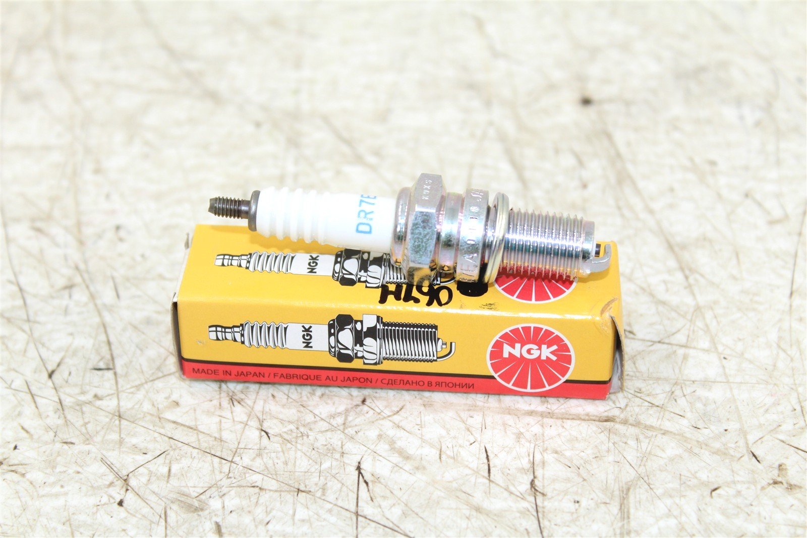 NGK Spark Plug DR7EA NEW 067H