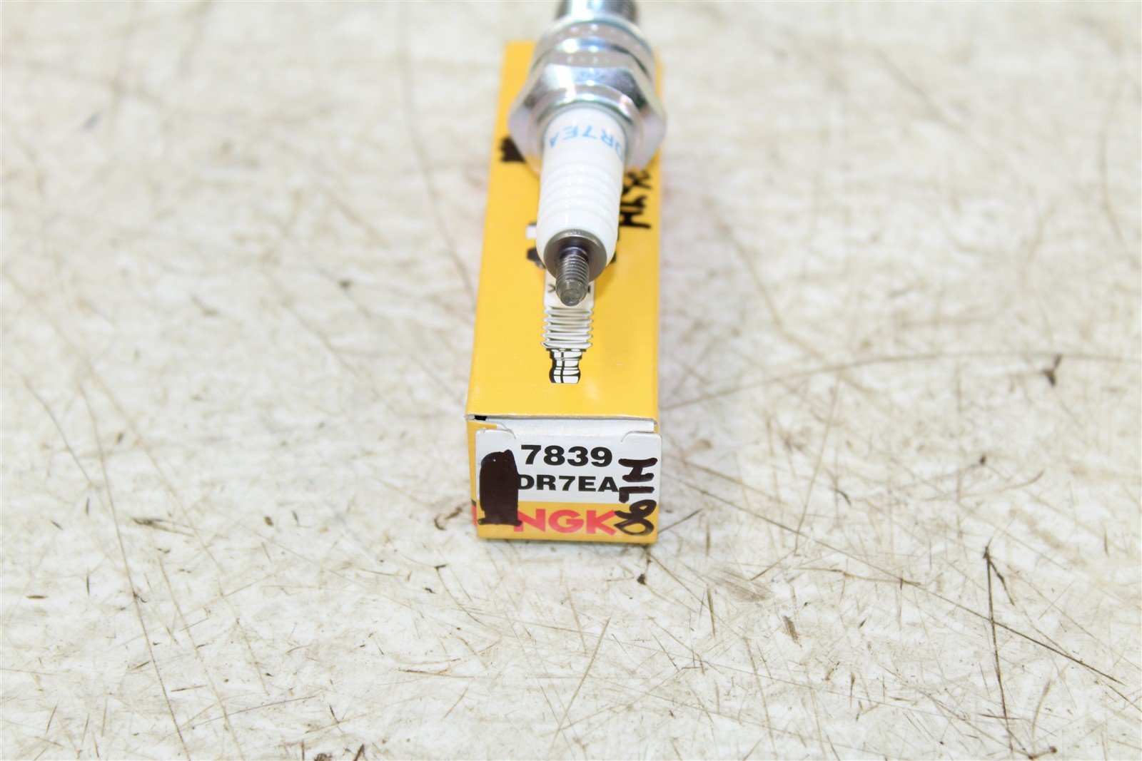 NGK Spark Plug DR7EA NEW 067H