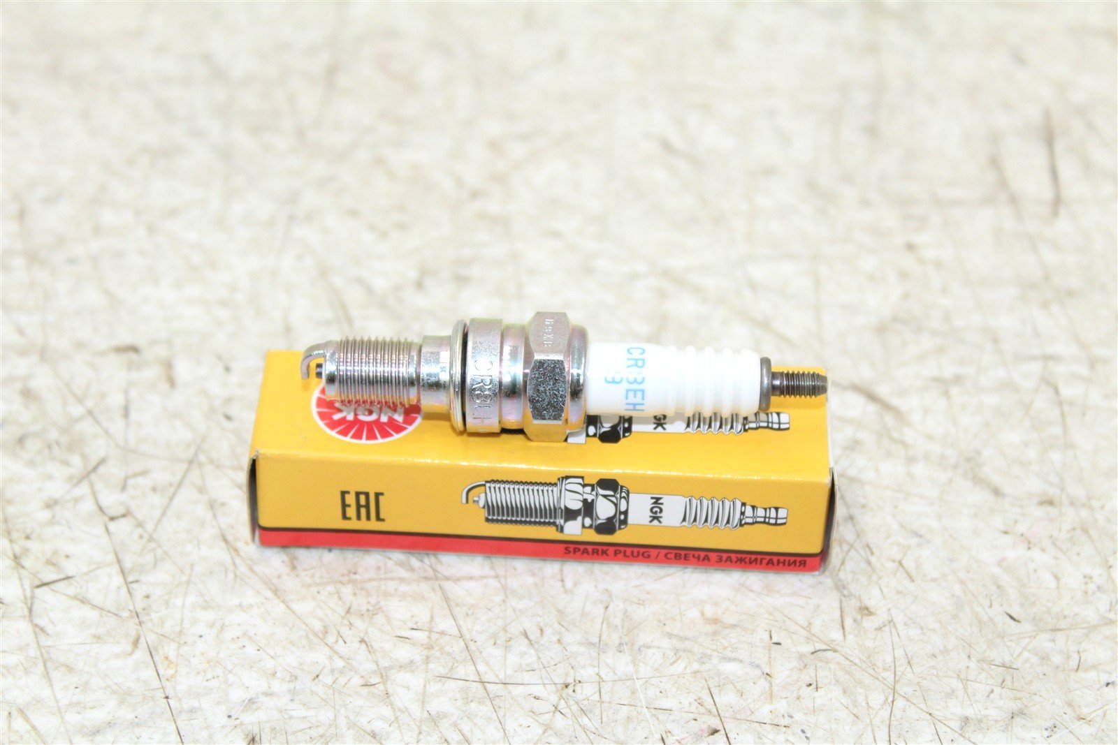 NGK Spark Plug CR8EH-9 NEW 065H