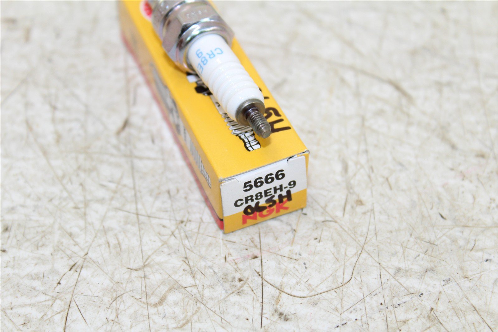 NGK Spark Plug CR8EH-9 NEW 065H