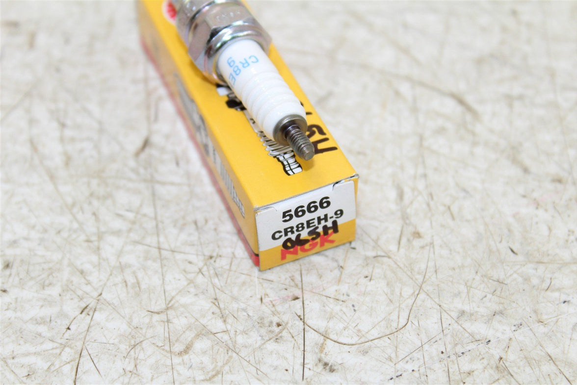 NGK Spark Plug CR8EH-9 NEW 065H