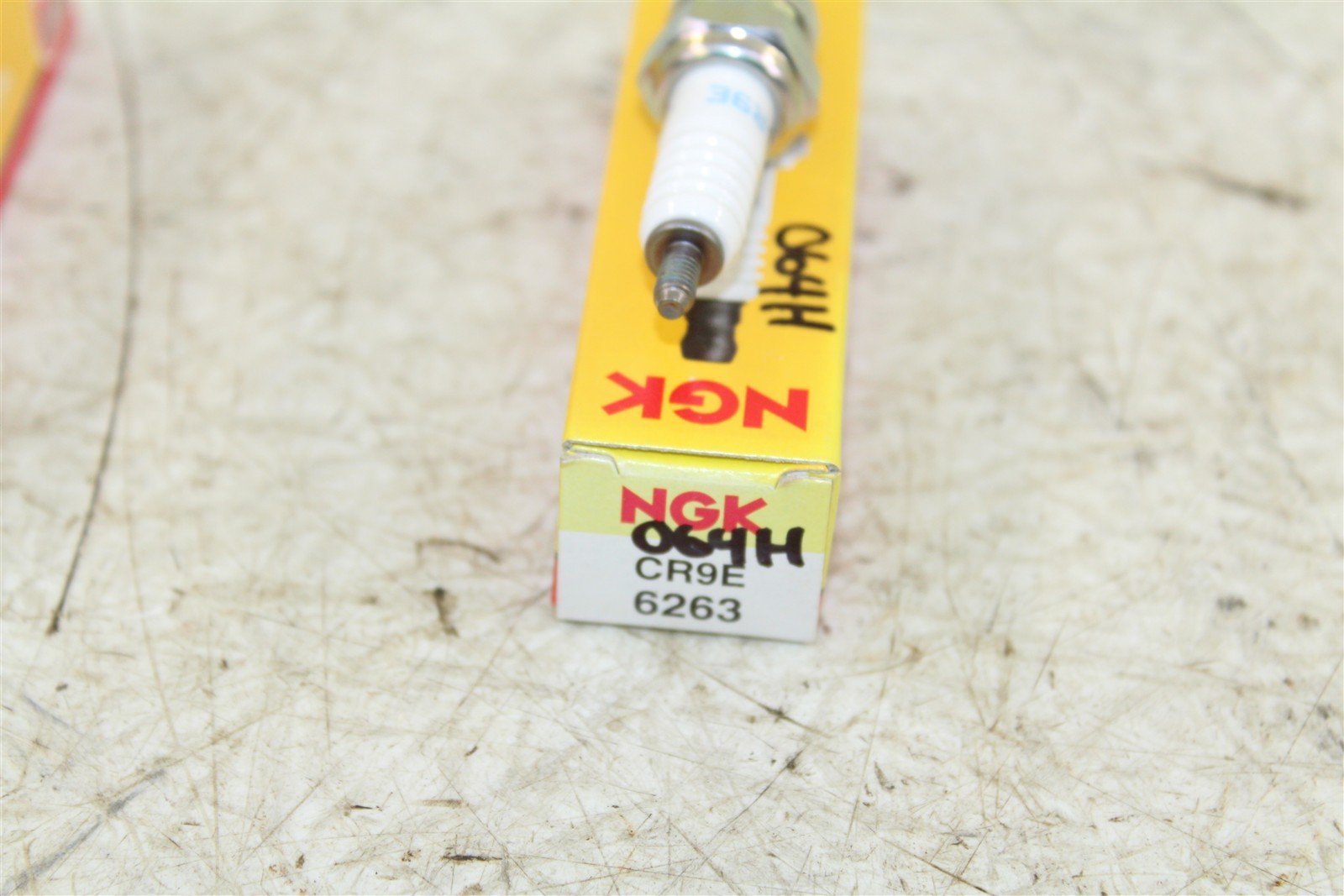NGK Spark Plug CR9E NEW 064H